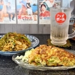 　「酒場　春」の納豆オムレツ（手前）と焼きそば＝東京都葛飾区