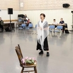 　一人舞台「ＮＡ・ＮＩ・ＭＯ・ＮＯ」の稽古場。大竹しのぶ（手前）がさまざまな歌の世界観を表現する＝東京都内