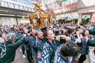 「アークヒルズ　秋祭り」のおみこし渡御＝東京・赤坂（提供写真）