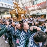 「アークヒルズ　秋祭り」のおみこし渡御＝東京・赤坂（提供写真）