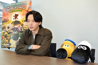 　インタビューに答える中村倫也