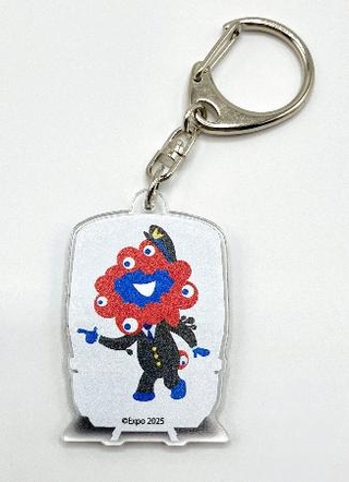 　ジェイアール西日本商事が発売した、鉄道会社と「ミャクミャク」がコラボしたキーホルダーの裏側（（Ｃ）Ｅｘｐｏ　２０２５）