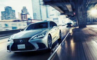 　トヨタ自動車が一部改良して発売したレクサスの「ＬＳ」