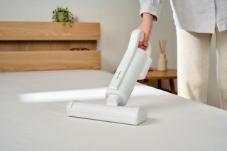 　アイリスオーヤマの「充電式紙パックふとんクリーナー」