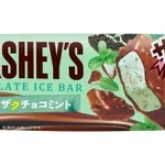　ロッテの「ハーシーチョコレートアイスバー〈ザクザクチョコミント〉」
