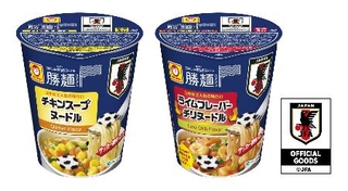 　「マルちゃん　カチメン」の「チキンスープヌードル」（左）と「ライムフレーバーチリヌードル」