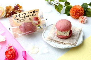 　セブン-イレブン・ジャパンの「スイーツバーガー　レアチーズ＆アーモンド」