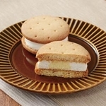 　ローソンの「しっとりビスケットサンド　レアチーズ」