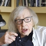 　インタビューに応じる米精神医学者のロバート・リフトンさん＝２０２１年７月（共同）
