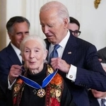 　米ホワイトハウスで、バイデン大統領（当時）から勲章を授与されるジェーン・グドールさん＝１月、ワシントン（ロイター＝共同）