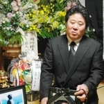 　「初代チョロ松」の遺影を前に思い出を語る村崎五郎さん＝２００７年１月、熊本県南阿蘇村の「猿まわし劇場」