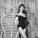 　ポーズをとるバルドーさん＝１９５６年６月（ＡＰ＝共同）