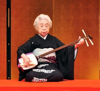 　三味線を演奏する杵屋響泉さん