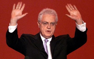 　フランス・パリで演説するジョスパン元首相＝２００２年（ロイター＝共同）