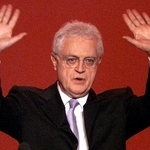 　フランス・パリで演説するジョスパン元首相＝２００２年（ロイター＝共同）