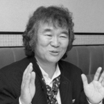 　インタビューに笑顔で答える菅原洋一さん＝１９８９年１１月