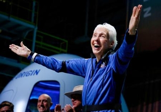 　当時最高齢の８２歳で宇宙飛行を果たし、米テキサス州で記者会見するウォリー・ファンクさん＝２０２１年（ロイター＝共同）