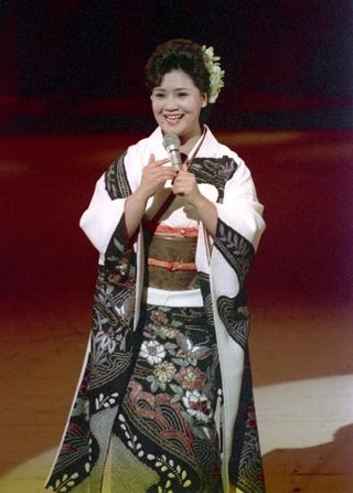 　第３９回ＮＨＫ紅白歌合戦で歌う松原のぶえさん＝１９８８年１２月、東京都渋谷区のＮＨＫホール