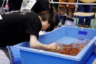 　一般の部で優勝した下牧竜大さん＝２０２４年８月１８日、奈良県大和郡山市の多目的体育館