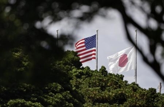　米空軍嘉手納基地に掲揚された日の丸と星条旗＝７月、沖縄県嘉手納町