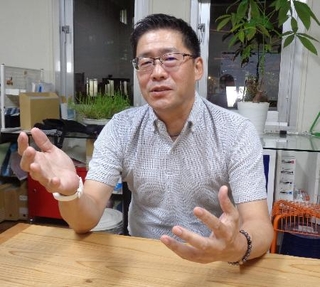 　Ａ型事業所の閉鎖、解雇について話すコンサルタント会社「インサイト」の関原深社長＝７月、大阪市