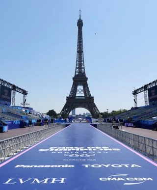　パリ五輪の会場に掲示されたパナソニックなどのスポンサーのロゴマーク＝７月、パリ