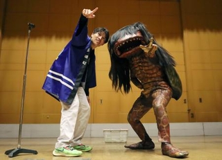 　漫才コンテスト「Ｍ-１グランプリ」へ向け稽古する、ガジロウと町の新人職員によるコンビ「ガジカン」＝兵庫県福崎町