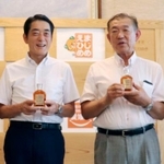 　「ひめの琥珀」を手に記念撮影に応じる愛媛県の中村時広知事（左）と小谷順一さん＝６月、県庁
