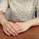　取材に応じる、保護者対応を機に休職した女性教諭＝５月