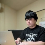 　日揮パラレルテクノロジーズで働く精神障害のある社員。全員、自宅などからのテレワークだ＝６月、東京都北区