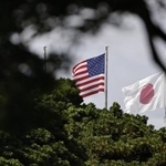 　米空軍嘉手納基地に掲揚された日の丸と星条旗＝７月、沖縄県嘉手納町
