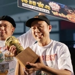 　「ジャパンバーガーチャンピオンシップ」で優勝した佐藤賢将さん（右）＝６月、埼玉県内（（Ｃ）ＪＡＰＡＮ　ＢＵＲＧＥＲ　ＣＨＡＭＰＩＯＮＳＨＩＰ）
