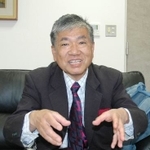 　取材に応じる落語家の桂枝三郎さん＝６月、大阪市