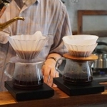 　土佐和紙のコーヒーフィルター（左）と通常のコーヒーフィルター＝２０２４年７月、高知市