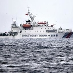 　沖縄県・尖閣諸島の魚釣島周辺を航行する中国海警局の「海警２３０２」＝２０２４年４月