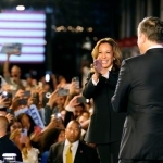 　米大統領選の候補者討論会終了後、支持者の前に姿を見せたハリス副大統領（中央）＝１０日、米ペンシルベニア州フィラデルフィア（ＡＰ＝共同）