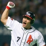 ２００４年９月の日本ハム戦でサヨナラ本塁打を放ち、ガッツポーズの井口資仁さん＝福岡ドーム