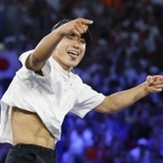 男子３位決定戦で演技する半井重幸＝パリ（共同）