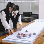 　どこを狙うか相談する千葉聖心高のカーレット部員＝２０２４年９月、千葉市