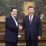 台湾の馬英九元総統（左）と握手する中国の習近平国家主席＝４月、北京の人民大会堂（新華社＝共同）