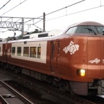 　ＪＲ西日本の特急「やくも」で運行されている２７３系。ヘッドライト部分が「縦目」になっている＝２０２４年６月９日、島根県出雲市