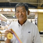 １９９１年世界選手権の金メダルを手にインタビューに答える谷口浩美さん＝２０２４年８月２７日、宮崎市