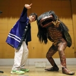 　漫才コンテスト「Ｍ-１グランプリ」へ向け稽古する、ガジロウと町の新人職員によるコンビ「ガジカン」＝兵庫県福崎町
