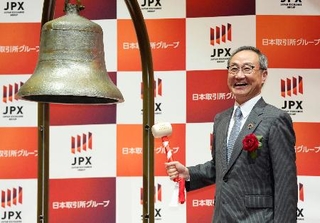 　東証プライム市場に上場し、セレモニーで鐘を鳴らす東京メトロの山村明義社長＝２３日午後、東京・日本橋兜町