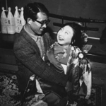 　桑原史成さんが撮影した、晴れ着を着て父親に抱きかかえられる水俣病の胎児性患者＝１９７７年