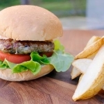 　「富士山ジビエセンター」で販売されている鹿肉のハンバーガー＝９月、山梨県富士吉田市