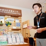 　取材に応じる佐賀県国際交流協会の矢冨明徳企画交流課長＝８月、佐賀市
