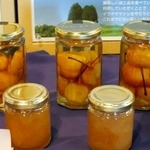 　販売会に出品されたイワテヤマナシのジャム（手前）とコンポート＝１０月５日、岩手県滝沢市