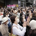 　衆院選の街頭演説に集まった有権者ら＝東京都内