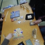 　ボードゲームに興じる「よりどころ」の参加者（レター・ポスト・フレンド相談ネットワーク提供）＝２０２４年６月、札幌市